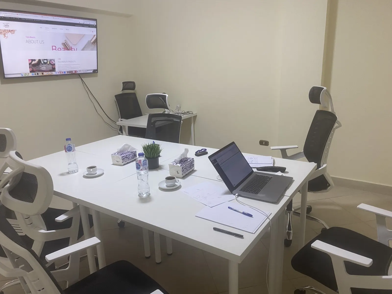 قاعة اجتماعات ويب بايونير أثناء مراجعة مشروع لعميل